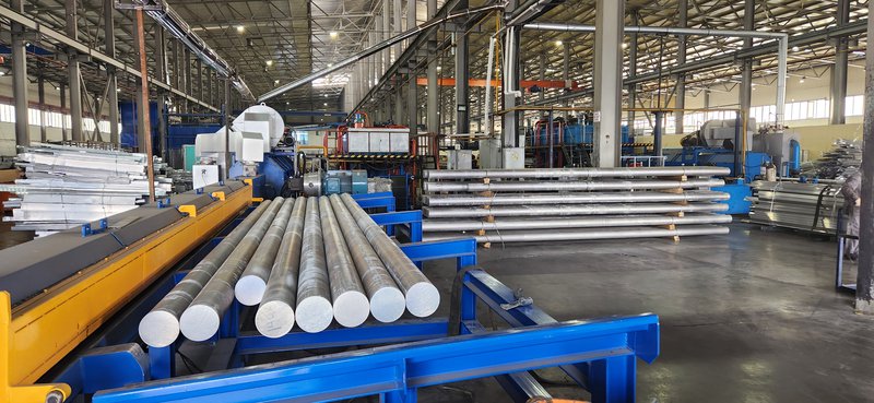 Подача столбов на экструдирование профиля на РИАК.jpg