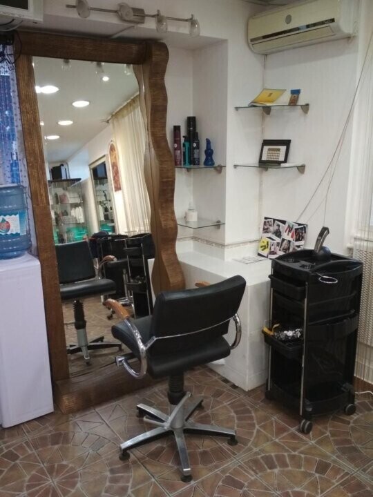 Аренда под парикмахерскую. Место парикмахера. Рабочее место парикмахера. Кресло для парикмахерской рабочее место. Парикмахерское кресло в парикмахерской.