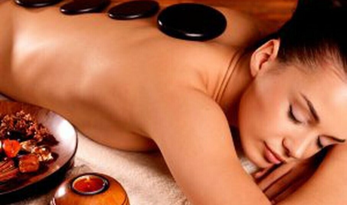 Vietnam massage. Горячие камни для массажа. Массаж камнями. Стоун массаж спа. Массаж горячими камнями.