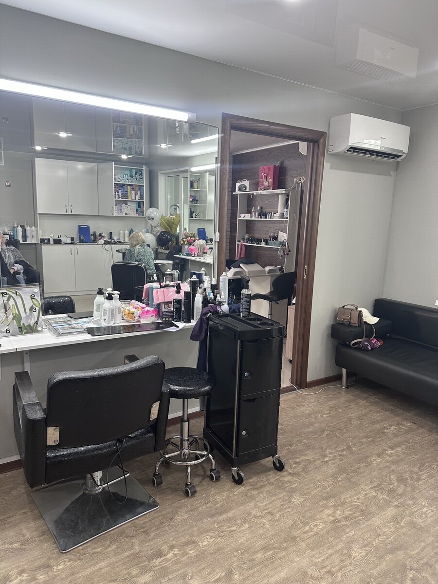 Soloveva Hair Studio - Большой Камень - Рабочая зона парикмахеров