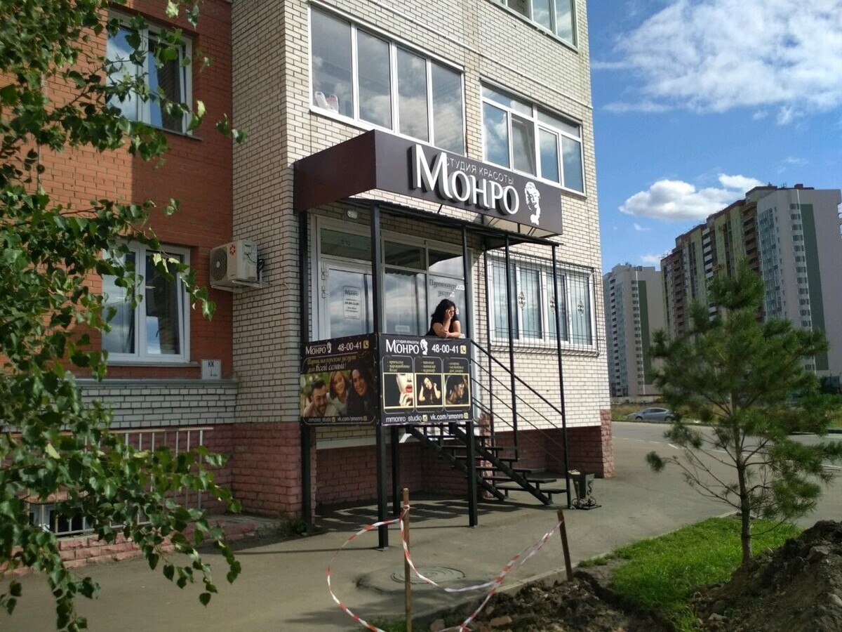 Монро - Омск - Витрина с улицы